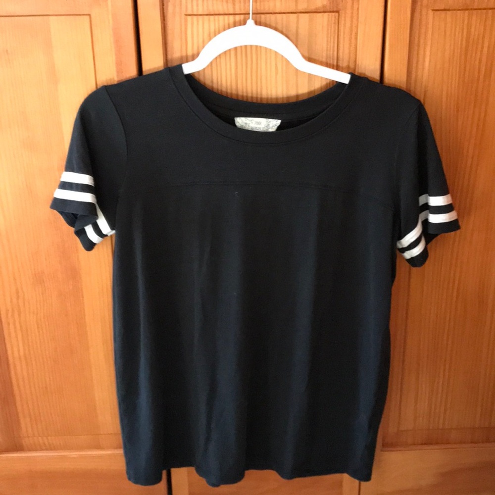 Black t shirt w stripes